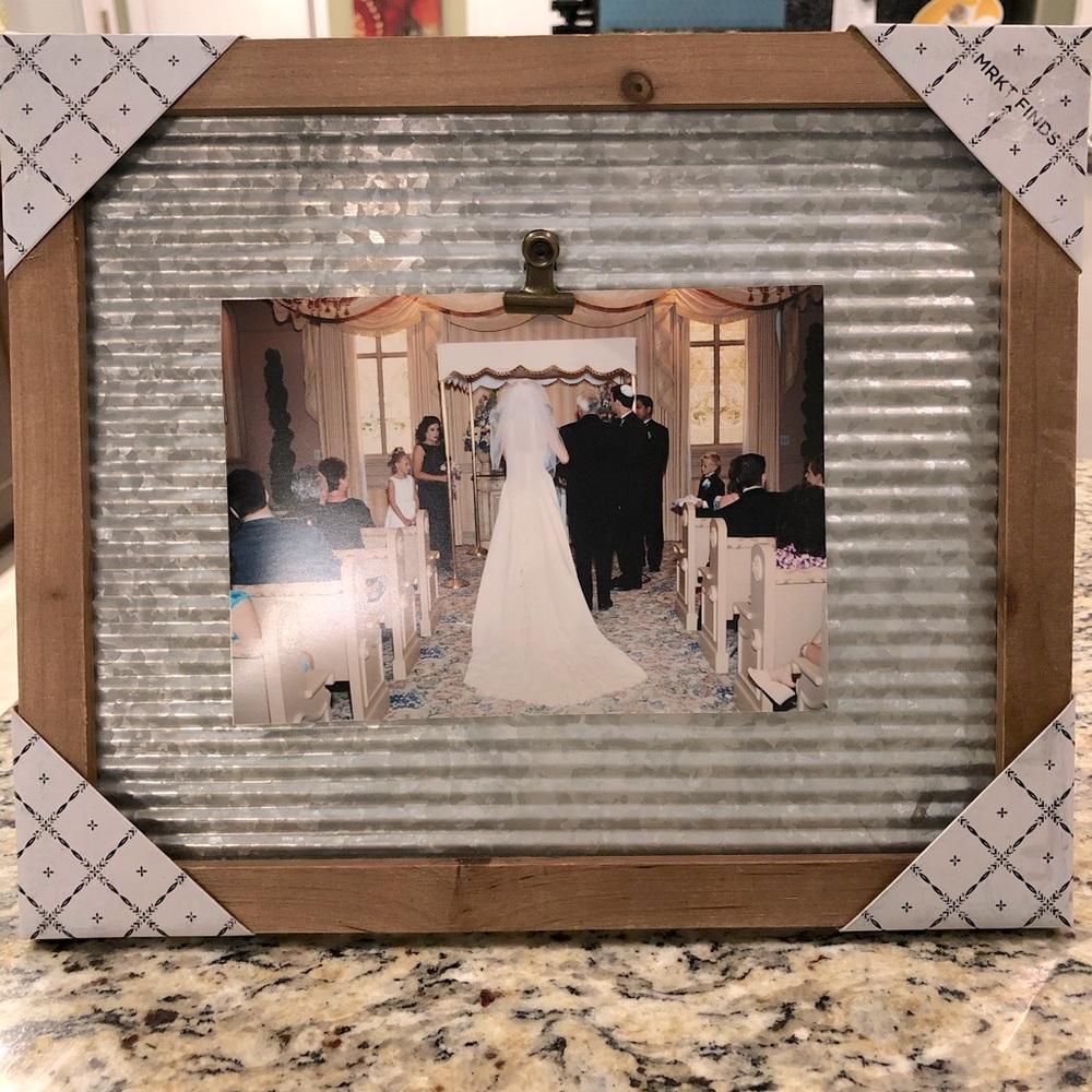 Rustic farmhouse style wooden frame w/corrugated metal & photo clip